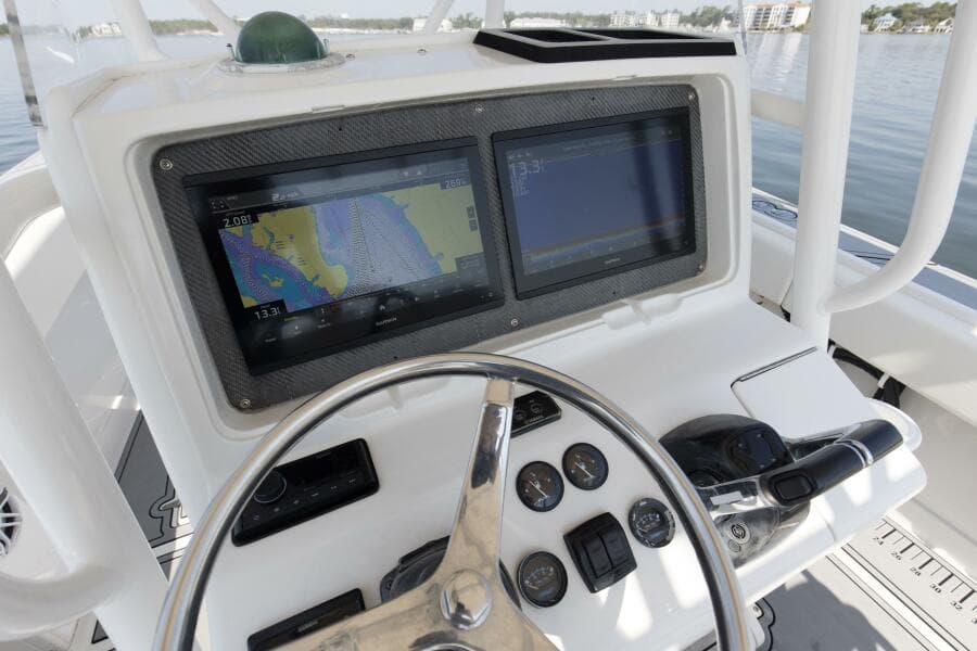 2004 31 Jupiter 31FS Smoke Show Helm (3)