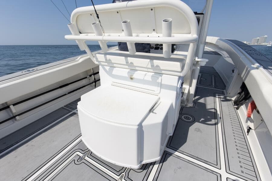 2004 31 Jupiter 31FS Smoke Show Deck (2)