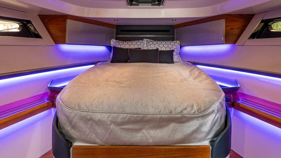 2024 Boston Whaler 405 Conquest