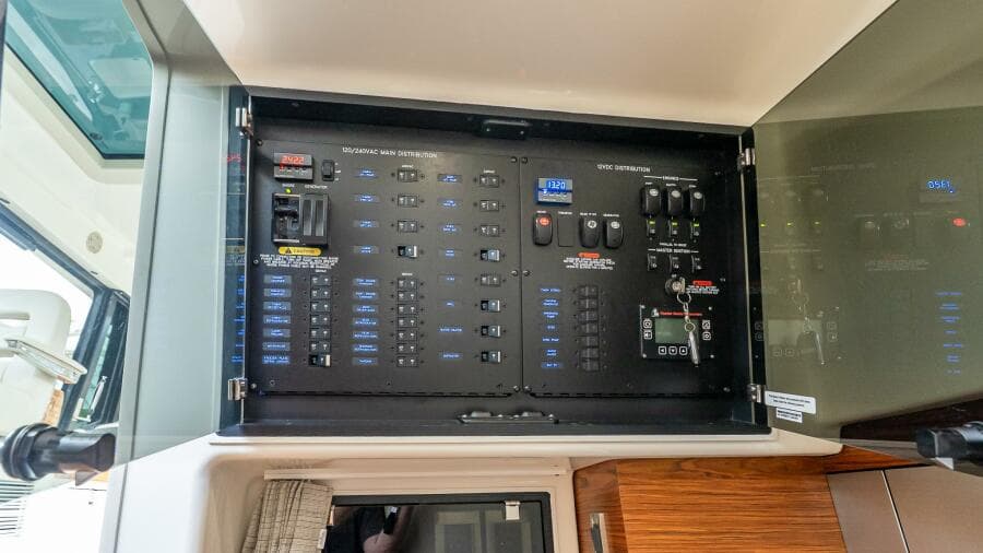 2024 Boston Whaler 405 Conquest