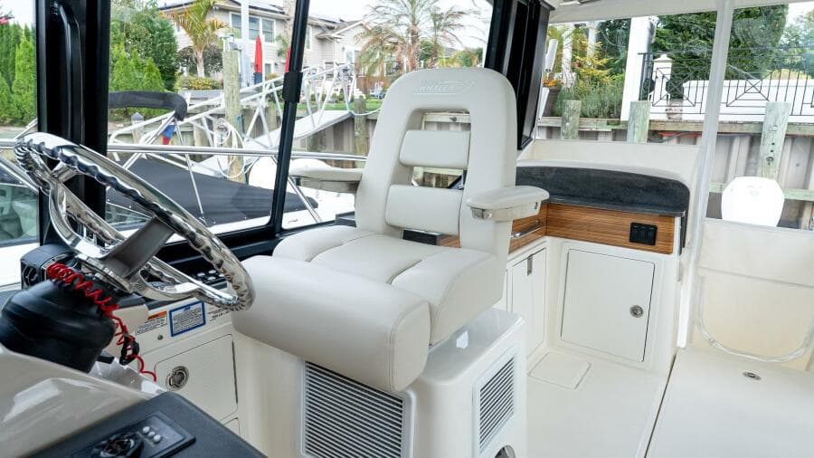 2024 Boston Whaler 405 Conquest