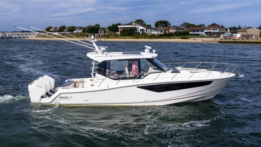 2024 Boston Whaler 405 Conquest