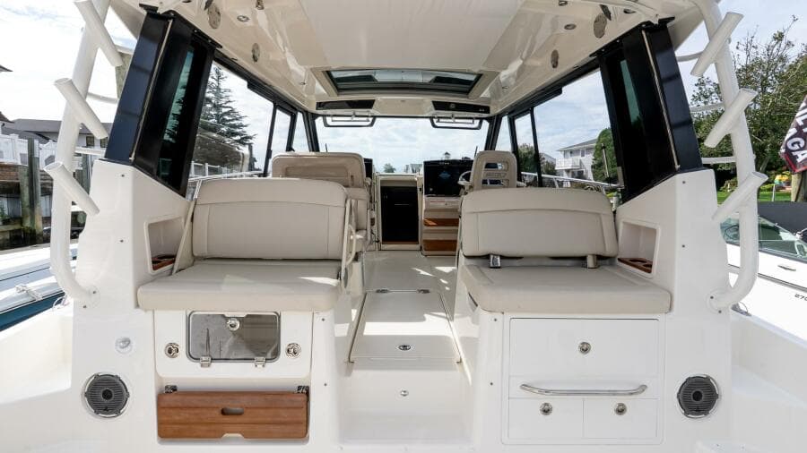 2024 Boston Whaler 405 Conquest