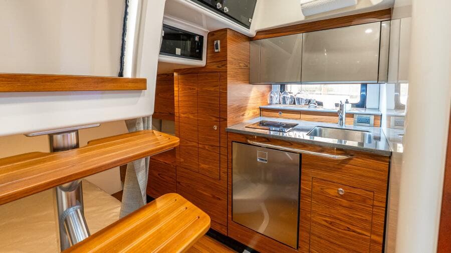 2024 Boston Whaler 405 Conquest