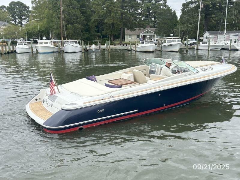 28' Chris-Craft starboard aft profile