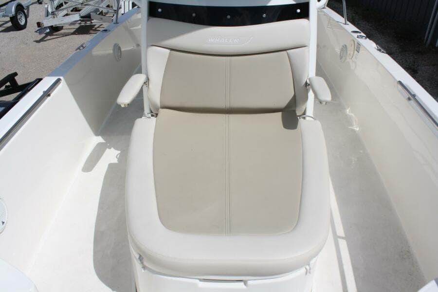 2021 Boston Whaler 270 Dauntless