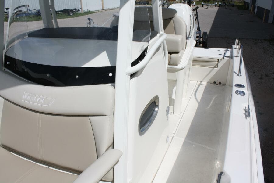 2021 Boston Whaler 270 Dauntless
