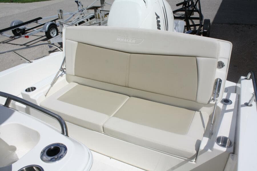 2021 Boston Whaler 270 Dauntless