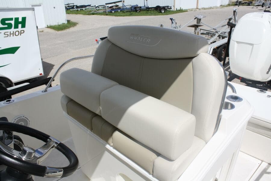 2021 Boston Whaler 270 Dauntless
