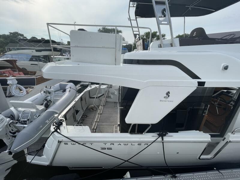 2018 Beneteau Swift Trawler 35- Flybridge