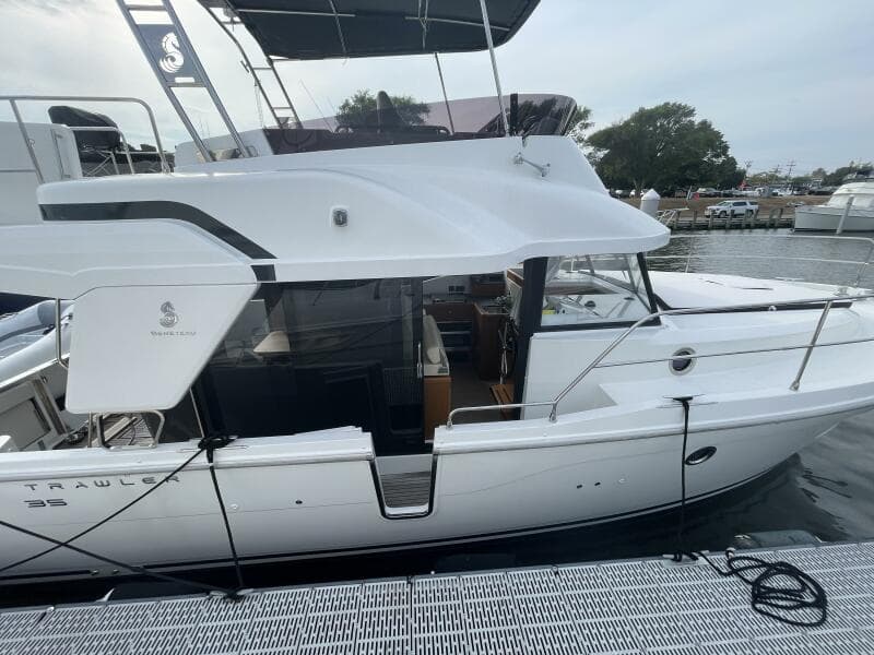 2018 Beneteau Swift Trawler 35- Flybridge