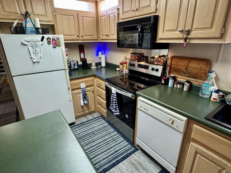 1999 Aqua Chalet 16 x 68 Widebody