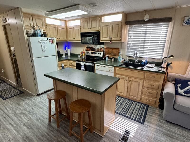 1999 Aqua Chalet 16 x 68 Widebody