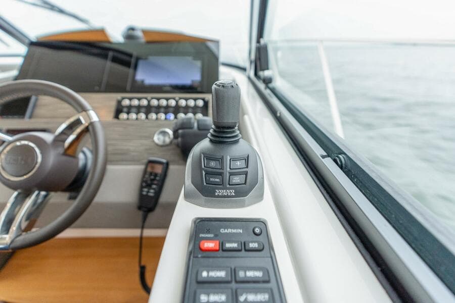 2021 Tiara Yachts 4400 Flybridge