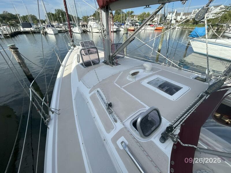 37' Hunter foredeck2