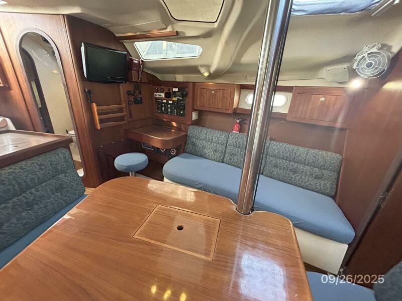 37' Hunter salon port