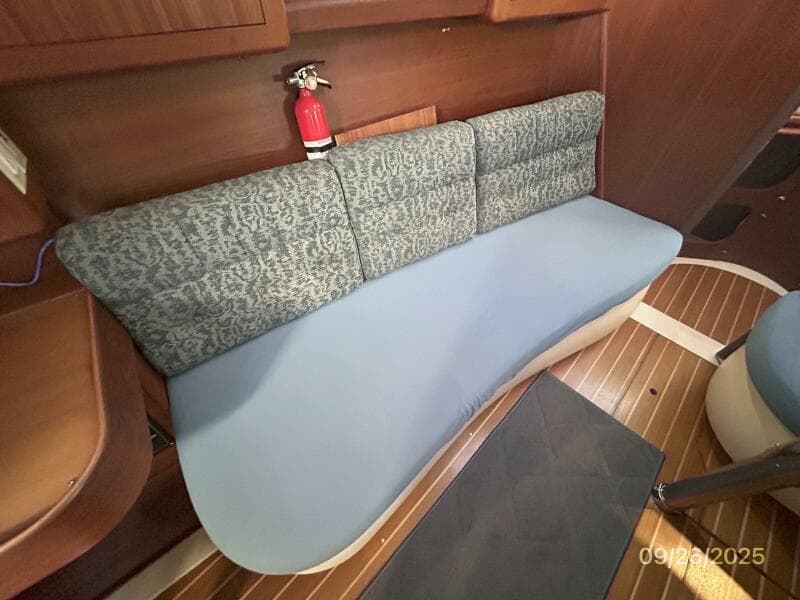 37' Hunter salon port seating2