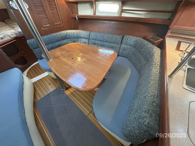 37' Hunter salon starboard seating1