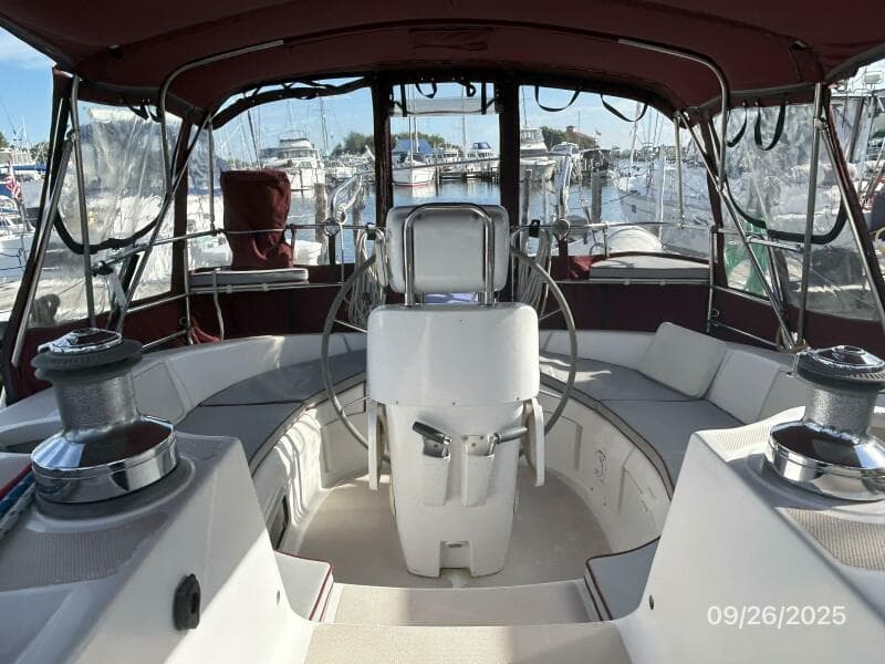 37' Hunter cockpit aft