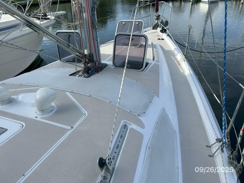 37' Hunter foredeck1