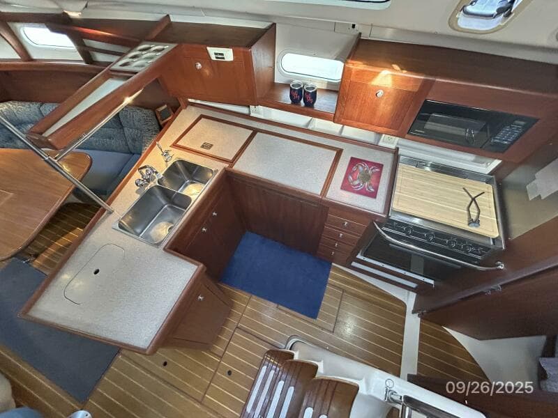 37' Hunter galley1