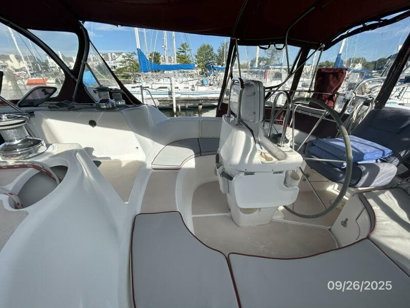 37' Hunter cockpit starboard
