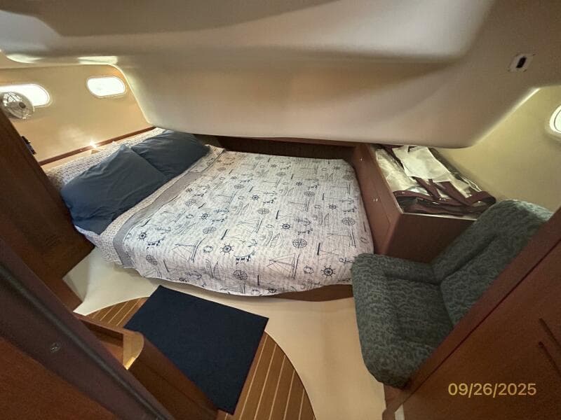 37' Hunter master stateroom1