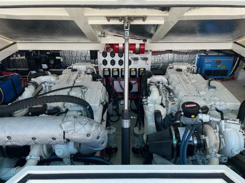 2000 Cabo 31 Express