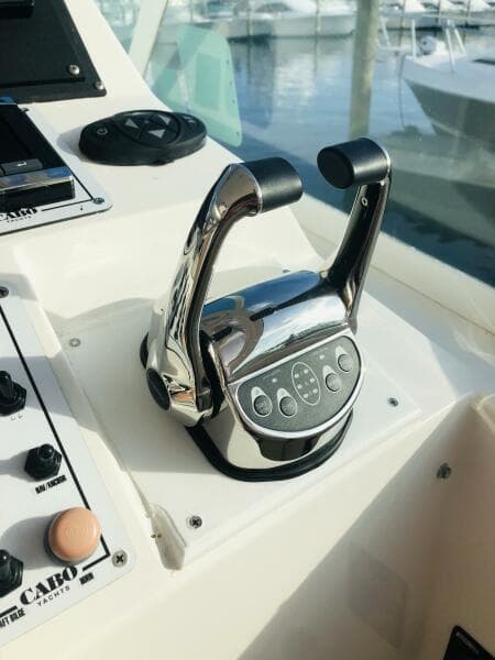 2000 Cabo 31 Express