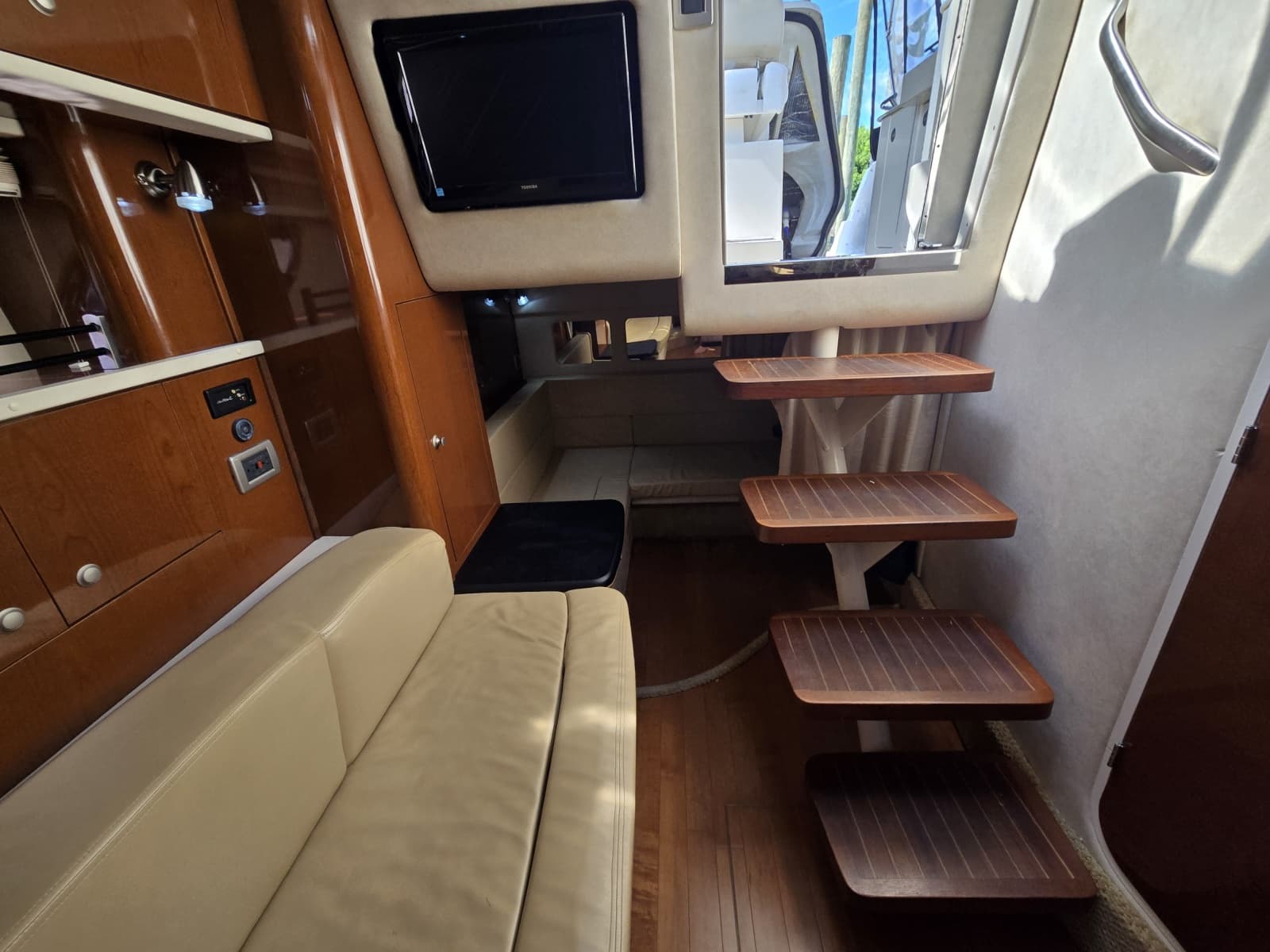 2010 Sea Ray 330 Sundancer - Photo 28