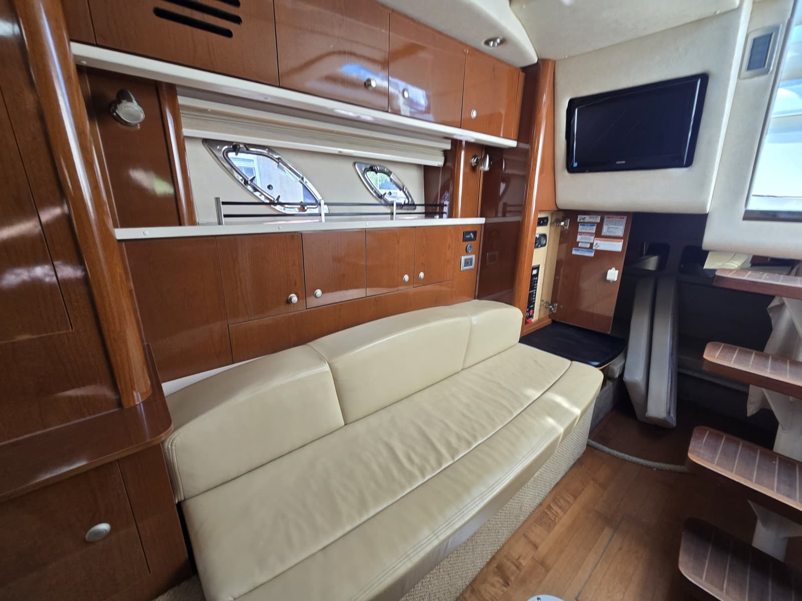 2010 Sea Ray 330 Sundancer - Photo 24