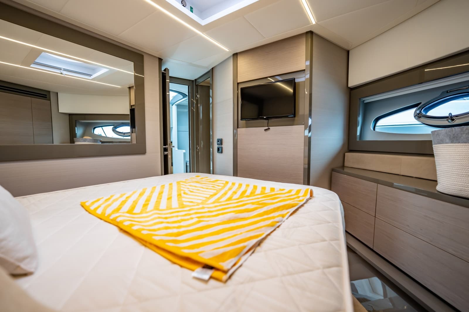 2020 Pershing 62 - Photo 6