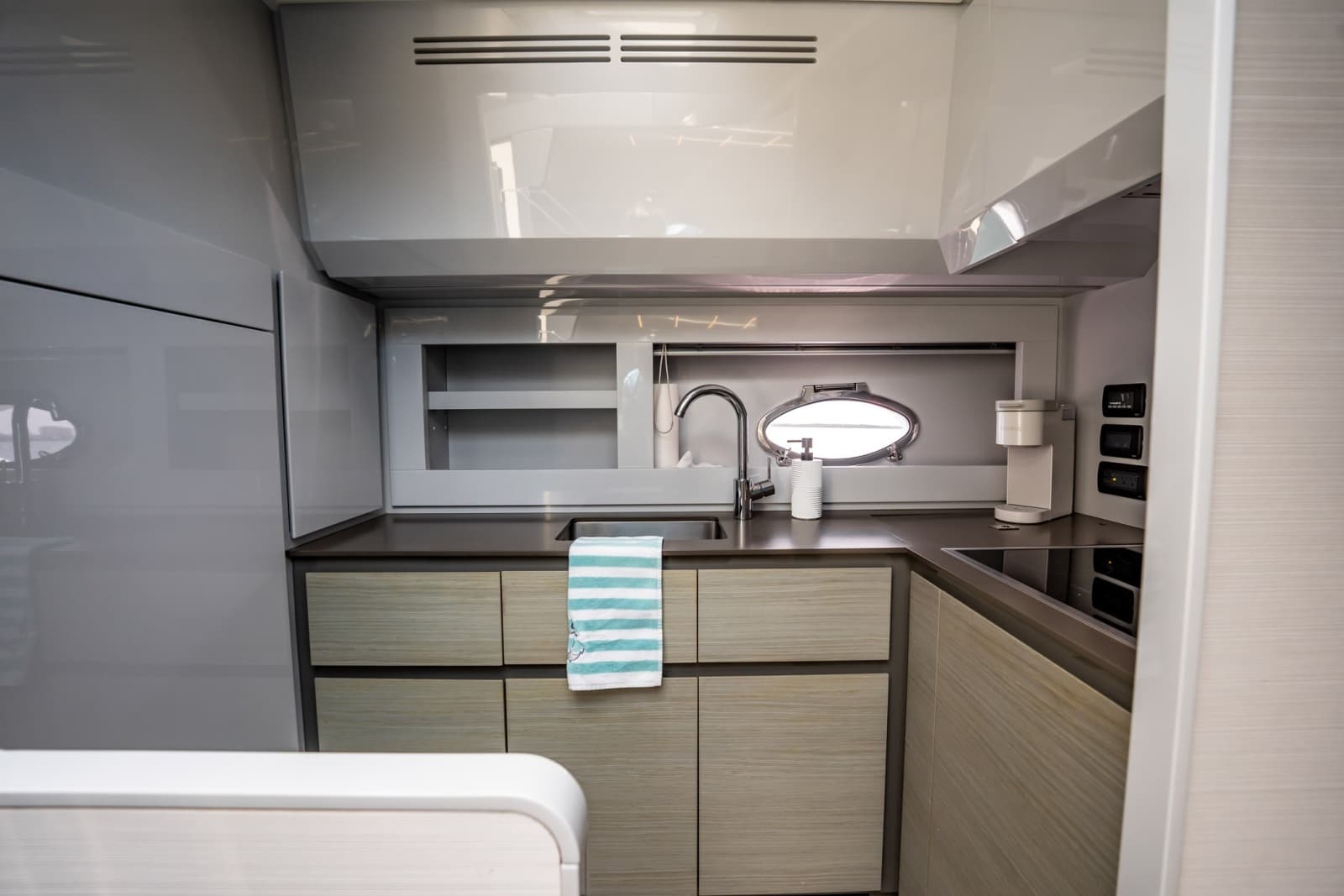 2020 Pershing 62 - Photo 18