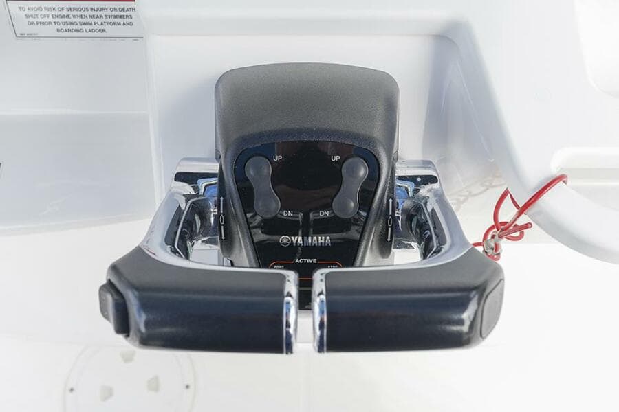 2015 Everglades 295 Center Console