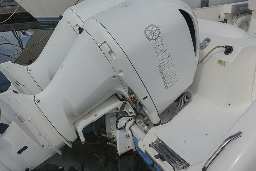 2015 Everglades 295 Center Console