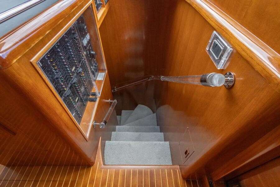 2005 Ocean Alexander Raised Pilothouse Flybridge Sedan