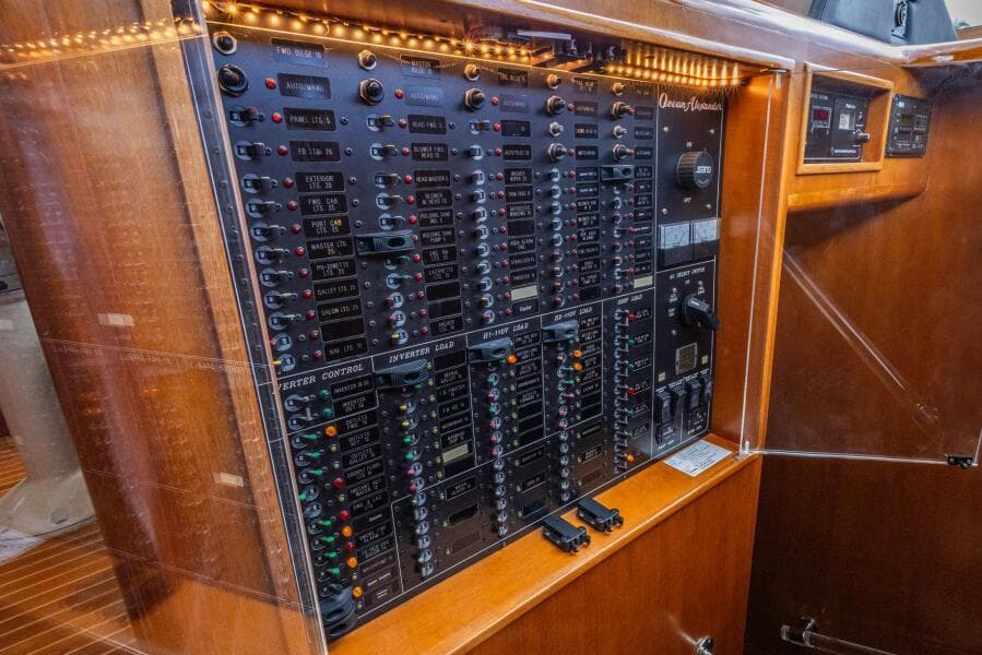 2005 Ocean Alexander Raised Pilothouse Flybridge Sedan