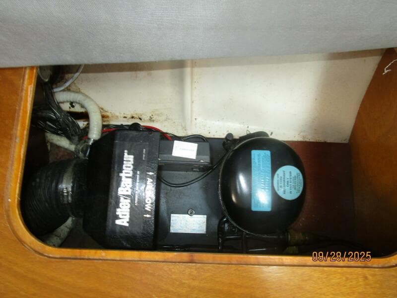 38' Beneteau refrigeration system