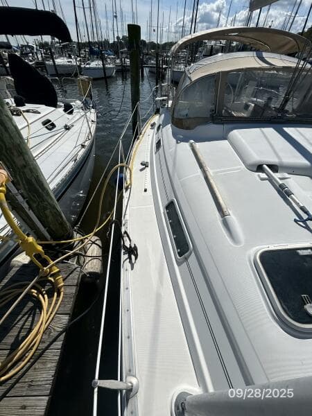 38' Beneteau starboard side deck2