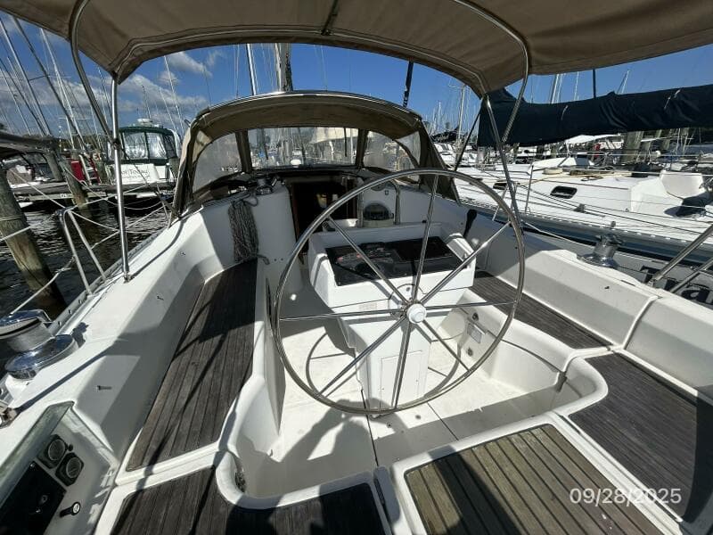 38' Beneteau cockpit forward