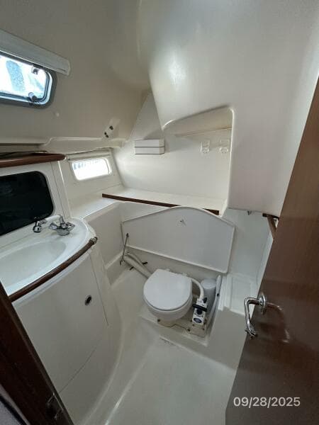 38' Beneteau head1