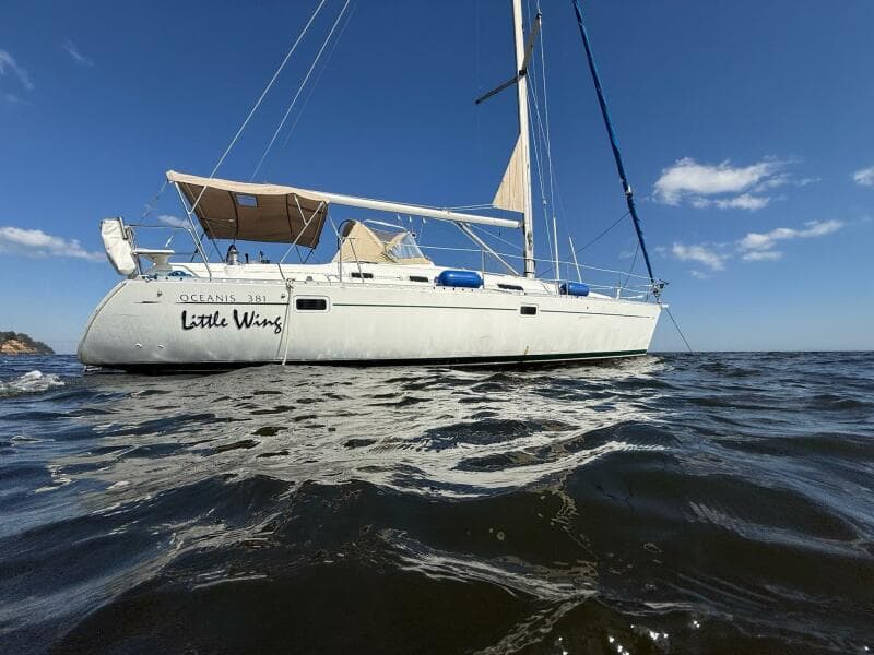38' Beneteau starboard profile