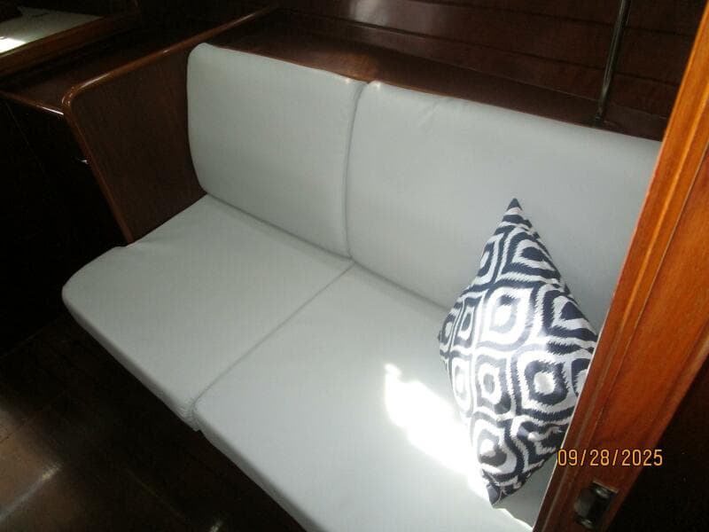 38' Beneteau salon port seating2