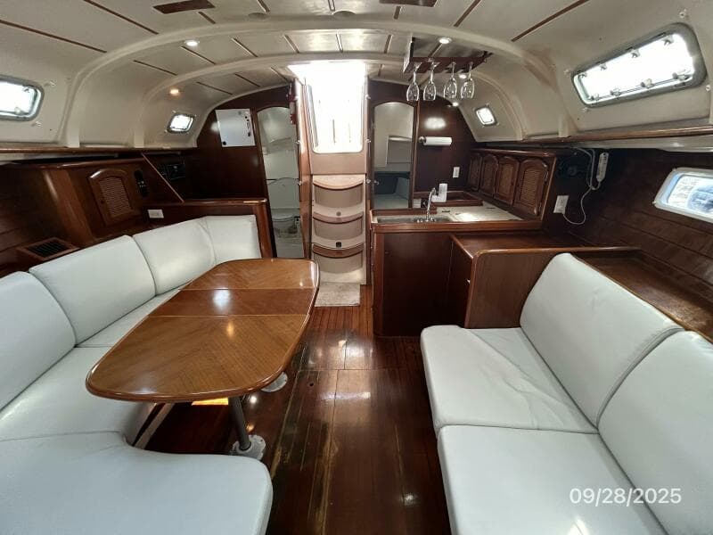 38' Beneteau salon aft