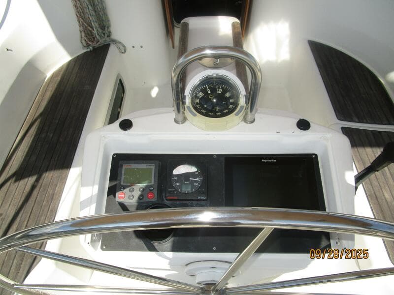 38' Beneteau cockpit helm2
