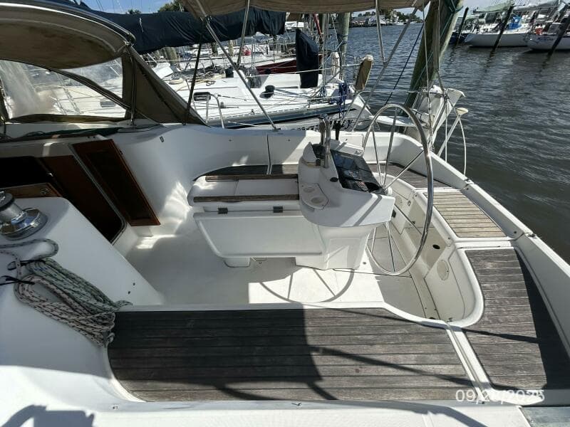 38' Beneteau cockpit starboard
