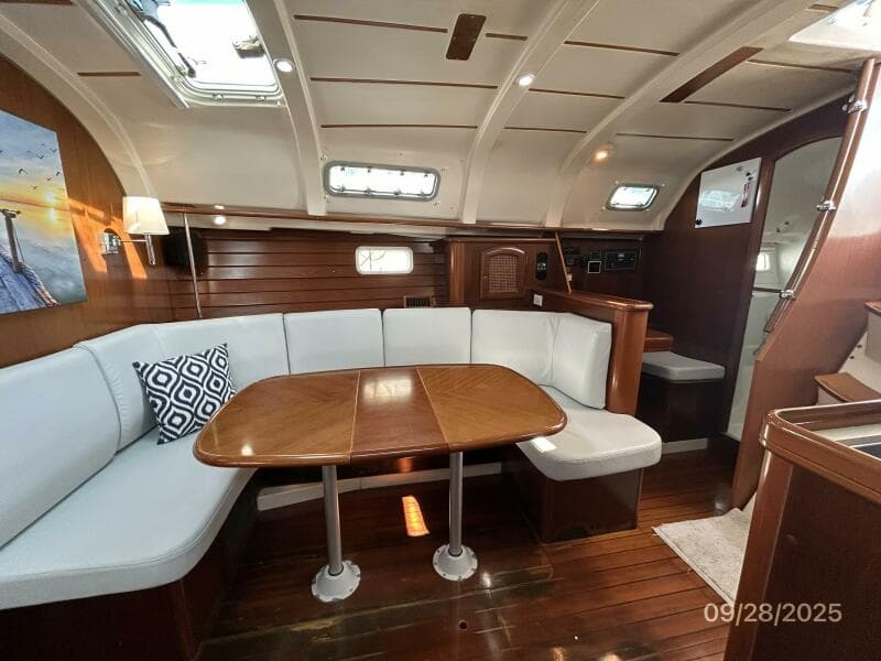 38' Beneteau salon starboard