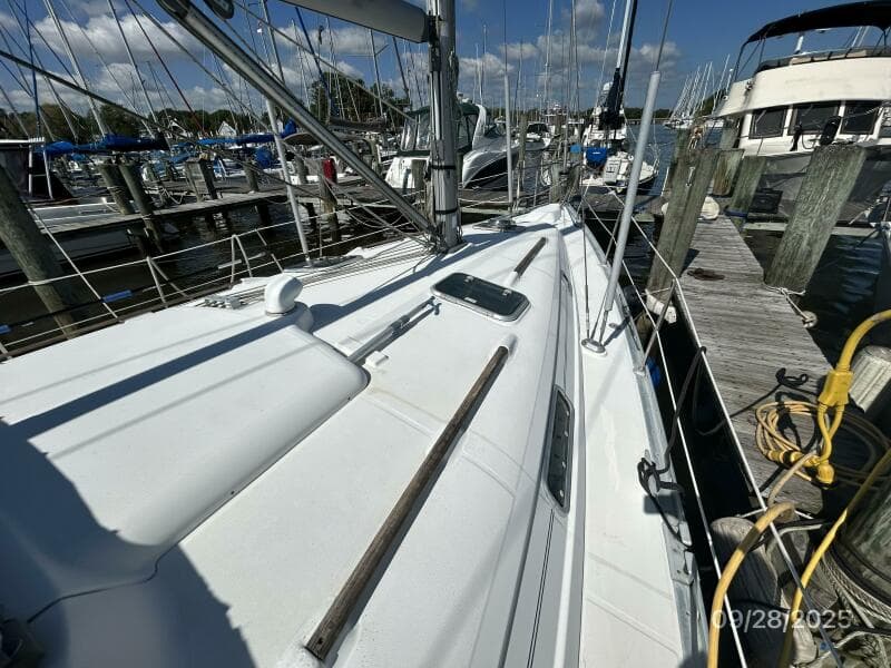 38' Beneteau foredeck1