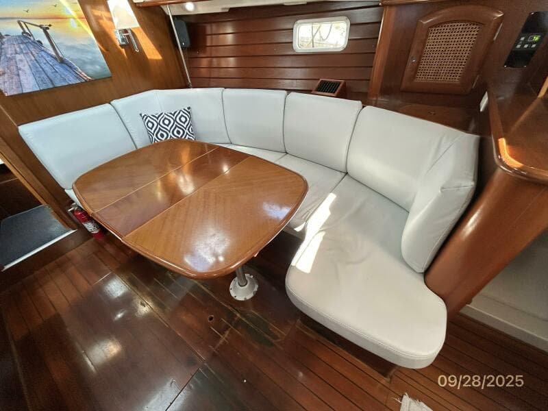 38' Beneteau salon starboard seating1