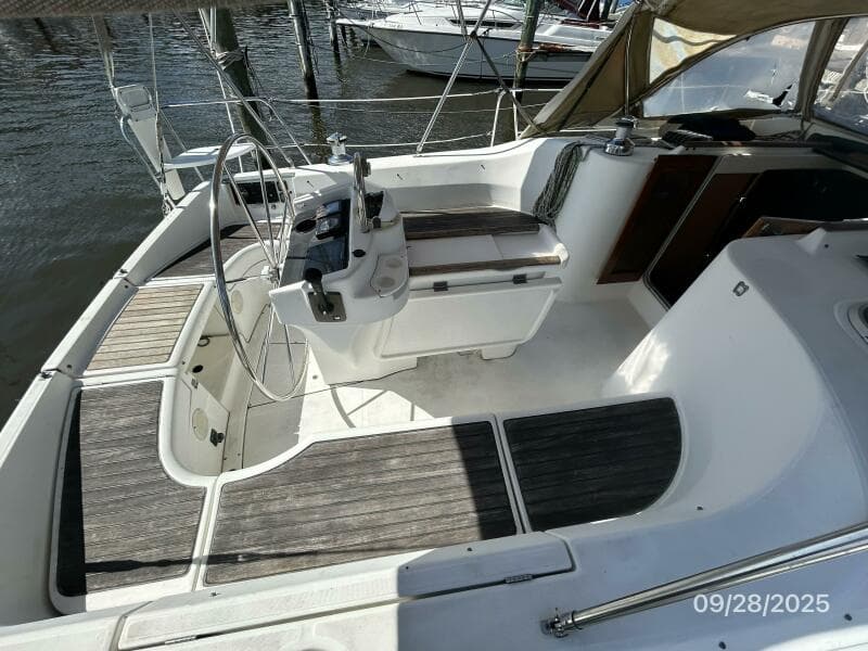 38' Beneteau cockpit port